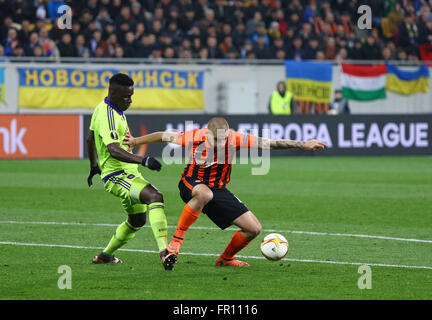 LVIV, UKRAINE - le 10 mars 2016 : Yaroslav Rakitskiy de FC Shakhtar Donetsk (R) se bat pour une balle avec Stefano Okaka de RSC Anderlecht au cours de leur ronde UEFA Europa League de 16 match à Lviv Arena Banque D'Images