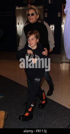 Sharon Stone arrive sur un vol vers l'Aéroport International de Los Angeles (LAX) avec ses fils avec : Sharon Stone, Roan Joseph Bronstein, Quinn Kelly Stone, Laird Vonne Stone Où : Los Angeles, California, United States Quand : 18 févr. 2016 Banque D'Images