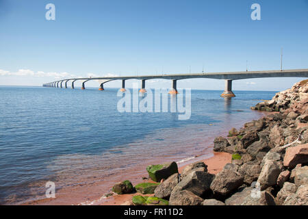 Le Pont de la Confédération relie les provinces de l'Est du Canada de l'Île du Prince-Édouard et le Nouveau-Brunswick, rendant la throughou Banque D'Images