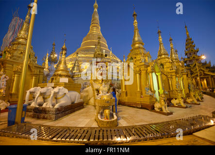 Paya Shwedagon d'or, le plus sacré de pèlerinage de Yangon, Myanmar Banque D'Images