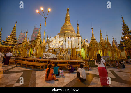 Paya Shwedagon d'or, le plus sacré de pèlerinage de Yangon, Myanmar Banque D'Images