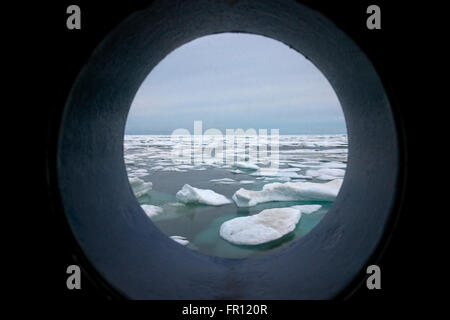 Avis de glace flottante sur la mer de Chukchi à travers un hublot, Extrême-Orient russe Banque D'Images