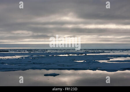 Vue du coucher de soleil de mer de Tchoukotka, en Russie extrême-orient Banque D'Images