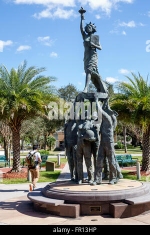 Floride,Sud,FL,Saint St Leo,Université Saint Leo,campus,pour ceux qui servent,Dexter Benedict,statue,sculpture,soldats élevant la Statue de la liberté,visi Banque D'Images