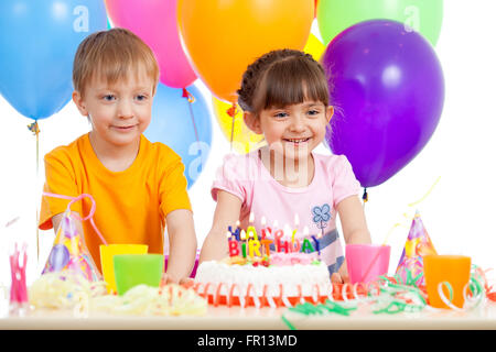 Smiling little boy and girl avec gâteau et ballons de couleur Banque D'Images