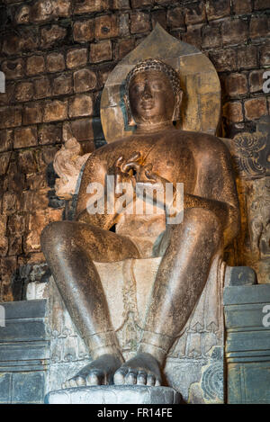 Statue de Bouddha sur un trône de Mendut Temple, Borobudur, Jawa Tengah, Mageland, Indonésie Banque D'Images