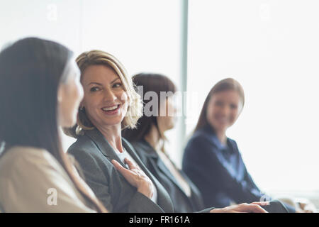 Smiling businesswomen talking Banque D'Images