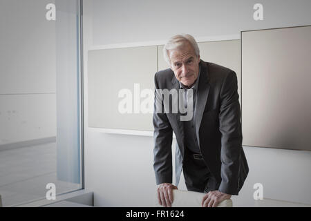 Portrait confiant senior businessman in conference room Banque D'Images