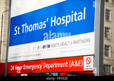 St Thomas Hospital près de Waterloo Station sur la rive sud de la Tamise à côté de Westminster Bridge London England Banque D'Images