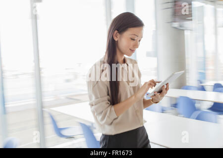 Businesswoman using digital tablet in office Banque D'Images