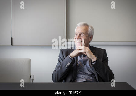 Smiling senior businessman looking away Banque D'Images