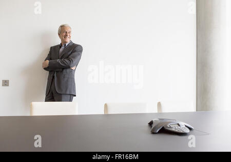 Smiling senior man sitting in conference room Banque D'Images