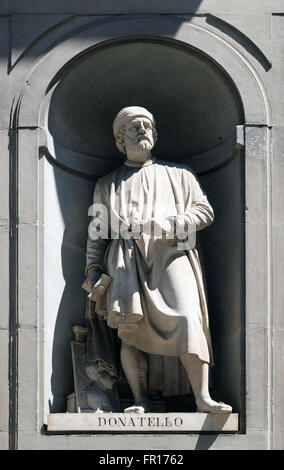 Donatello dans les niches de la colonnade des Offices à Florence, Italie Banque D'Images