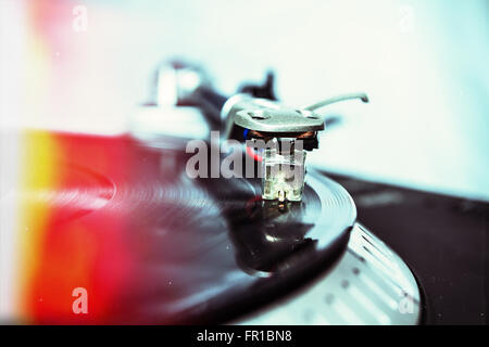 Platine vinyle professionnelle jouant avec la musique. Zoom sur les détails : aiguille, bras de lecture, du plateau, vinyl record Banque D'Images