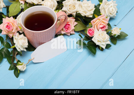 Tasse de thé, bouquet, roses, sur fond de bois de carte Banque D'Images