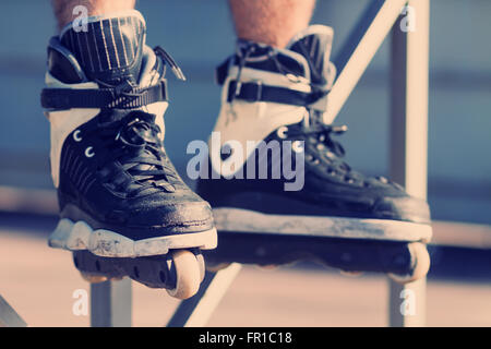 Aggressive inline skates sur pieds. Cette skates sont difficiles à gérer n'importe quel trick Banque D'Images