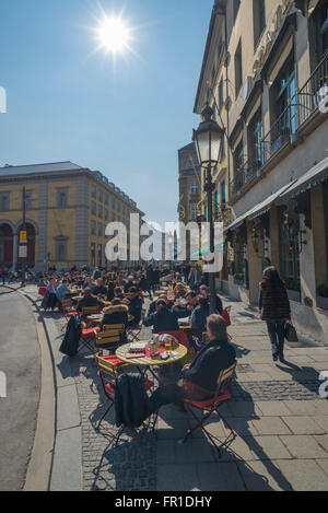 Les clients de Spatenbräu inn au Max-Joseph-Platz à Munich profitant du soleil du printemps pour le déjeuner ou un verre sur la terrasse ouverte Banque D'Images