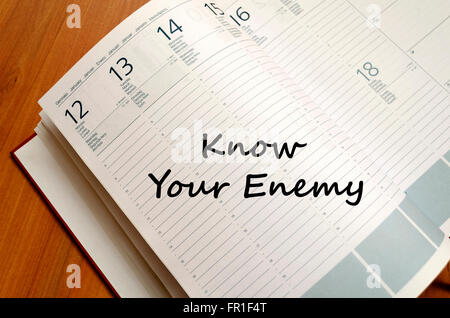 Connaissez votre ennemi concept texte écrire sur des ordinateurs portables Banque D'Images