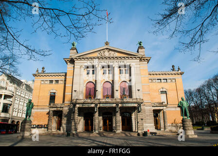 Le Théâtre National de l'extérieur des Oslo Norvège Banque D'Images