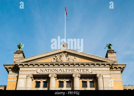 Le Théâtre National de l'extérieur des Oslo Norvège Banque D'Images