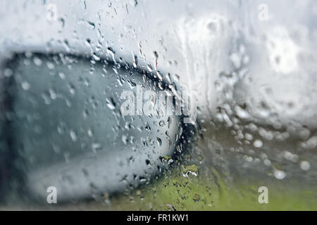 Vue depuis la fenêtre d'une voiture sous la pluie Banque D'Images