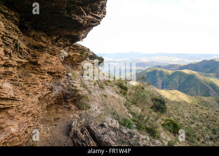 Chemin le long des formations calcaires au parc naturel de Ardales et El Chorro, montagnes, Andalousie, espagne. Banque D'Images