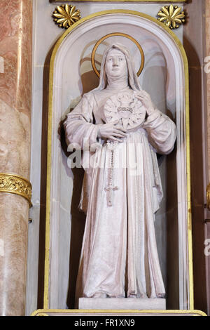 St Margaret statue sur l'autel principal dans la Basilique du Sacré-Cœur de Jésus à Zagreb, Croatie Banque D'Images