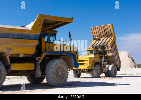 Grand grand routier prêt pour gros travaux dans une mine Banque D'Images