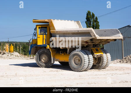 Grand grand routier prêt pour gros travaux dans une mine Banque D'Images