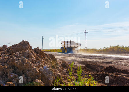 Grand grand routier prêt pour gros travaux dans une mine Banque D'Images