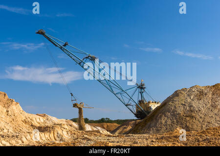 La grande ourse excavatrice dragline creuser l'argile sur fond de ciel bleu Banque D'Images