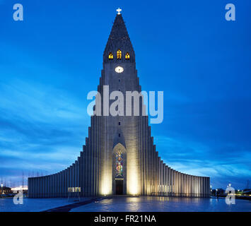 L'église Hallgrimskirkja en Reykiavik Banque D'Images