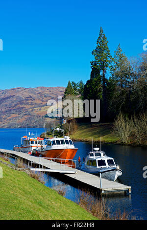 Bateaux amarrés sur le Loch Ness à Fort Augustus, les Highlands écossais, UK Banque D'Images