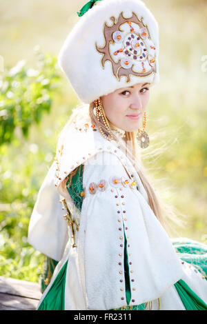 Jolie fille en costume traditionnel. Banque D'Images