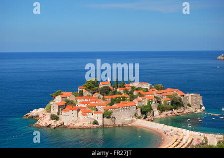 Superbe vue panoramique sur le pittoresque village de Sveti Stefan, Monténégro Banque D'Images