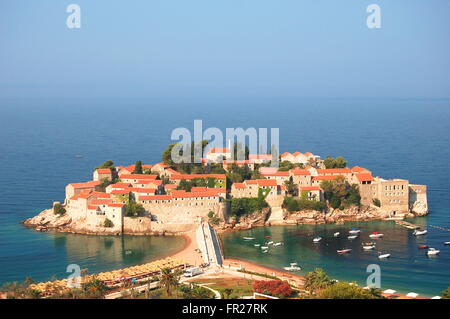 Superbe vue panoramique sur le pittoresque village de Sveti Stefan, Monténégro Banque D'Images