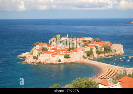 Superbe vue panoramique sur le pittoresque village de Sveti Stefan, Monténégro Banque D'Images