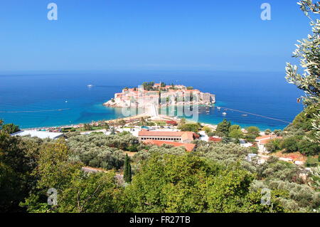 Superbe vue panoramique sur le pittoresque village de Sveti Stefan, Monténégro Banque D'Images