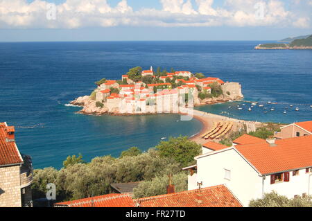 Superbe vue panoramique sur le pittoresque village de Sveti Stefan, Monténégro Banque D'Images