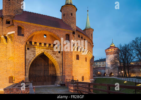 Soirée à la barbacane de Cracovie, Pologne. Florian gate dans la distance. Banque D'Images