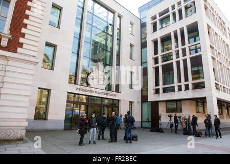 Attendre des médias à l'extérieur de Westminster, Londres. Banque D'Images