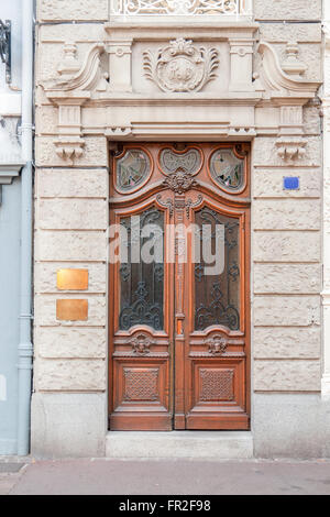 Entrée ornée avec historique de la porte d'entrée en bois vu à Colmar, France Banque D'Images