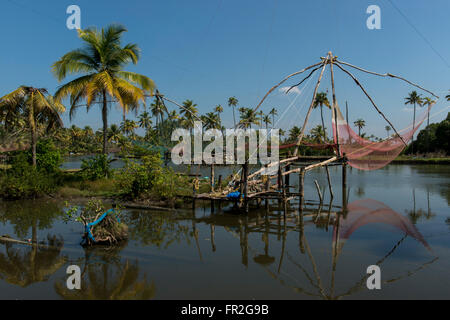 Filets de pêche chinois dans les eaux dormantes, Alappuzha Banque D'Images