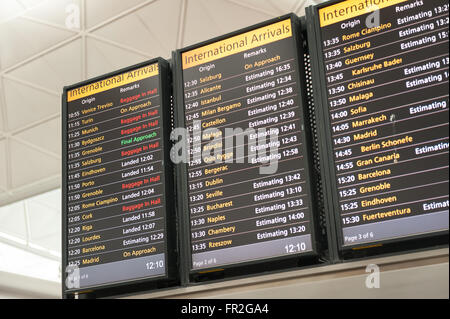 Les départs des vols internationaux des arrivées de l'aéroport d'affaire de l'attente pour les annulations et les arrivées Banque D'Images