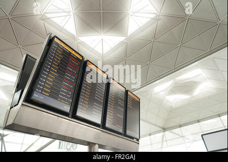 Les départs des vols internationaux des arrivées de l'aéroport d'affaire de l'attente pour les annulations et les arrivées Banque D'Images