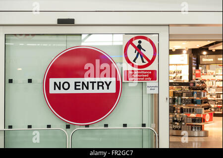 Les départs des vols internationaux des arrivées de l'aéroport d'affaire de l'attente pour les annulations et les arrivées Banque D'Images