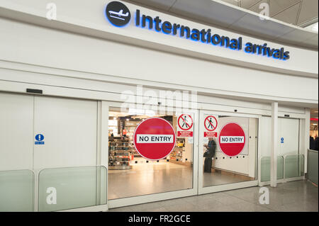 Les départs des vols internationaux des arrivées de l'aéroport d'affaire de l'attente pour les annulations et les arrivées Banque D'Images