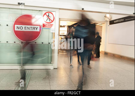 Les départs des vols internationaux des arrivées de l'aéroport d'affaire de l'attente pour les annulations et les arrivées Banque D'Images