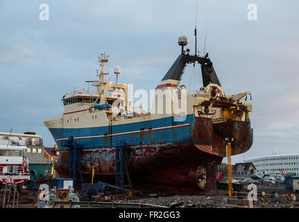 En Bateau pour le service au port de Reykjavik Banque D'Images