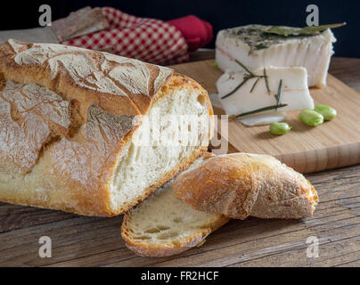 Les bruschetta apéritif avec du pain, de bacon et de fèves Banque D'Images